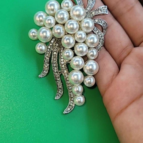 Faux Pearl Brooche - Picture 3 of 4